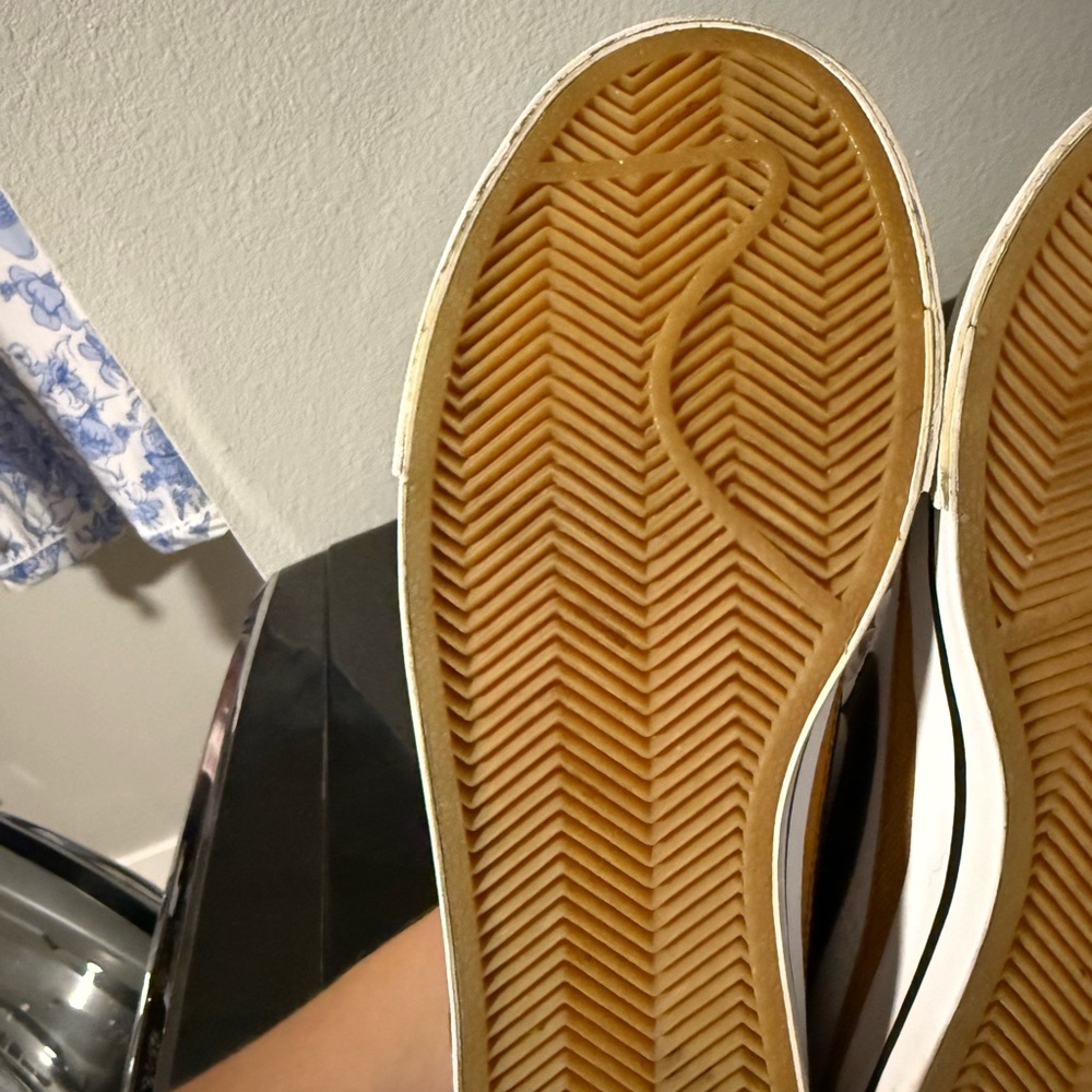 Nike Cream and Black Sneakers with Gold Trim - Picture 4 of 4
